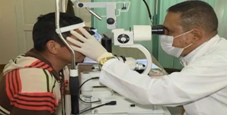 Médicos cubanos devuelven la visión a más de 700 mil pacientes&nbsp;bolivianos