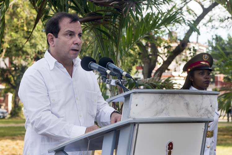 Develan en La Habana busto de Nelson&nbsp;Mandela