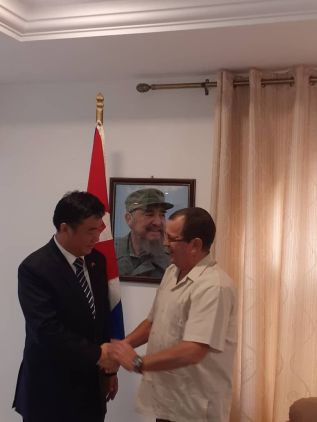 CON EMBAJADOR CHINO EN EMBAJADA Y FIDEL